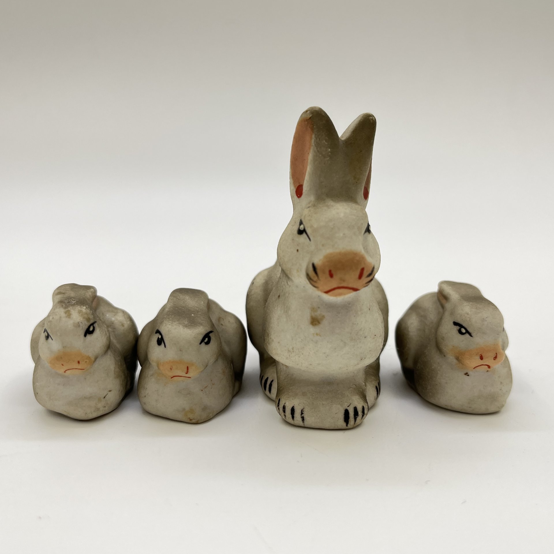 Набор статуэток "Зайчиха с зайчатами" из серии "Звери наших лесов" (4 шт.), бисквит, роспись, Турыгинский фарфоровый завод артели «Художественная керамика» (Гжель), СССР, 1950-1960 гг.