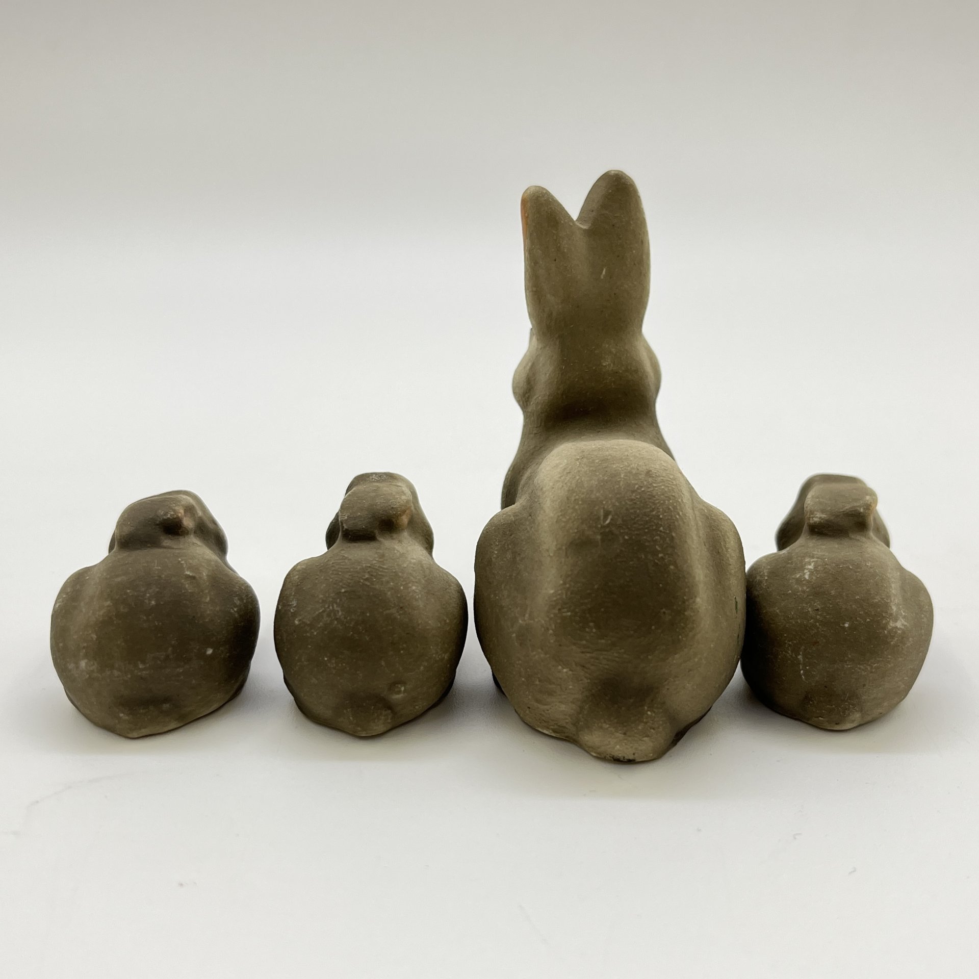 Набор статуэток "Зайчиха с зайчатами" из серии "Звери наших лесов" (4 шт.), бисквит, роспись, Турыгинский фарфоровый завод артели «Художественная керамика» (Гжель), СССР, 1950-1960 гг.