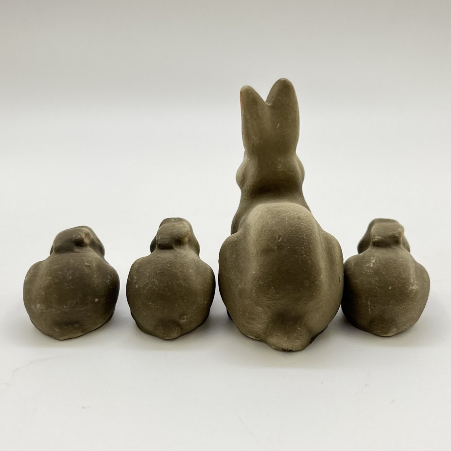 Набор статуэток "Зайчиха с зайчатами" из серии "Звери наших лесов" (4 шт.), бисквит, роспись, Турыгинский фарфоровый завод артели «Художественная керамика» (Гжель), СССР, 1950-1960 гг.