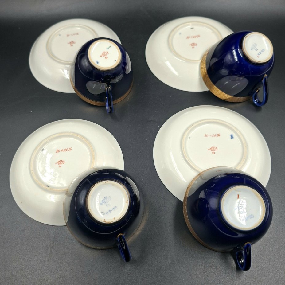 Набор из четырех чайных пар с орнаментальной каймой, фарфор, крытье кобальтом, золочение, Ленинградский фарфоровый завод (ЛФЗ), СССР, 1960-1970 гг.