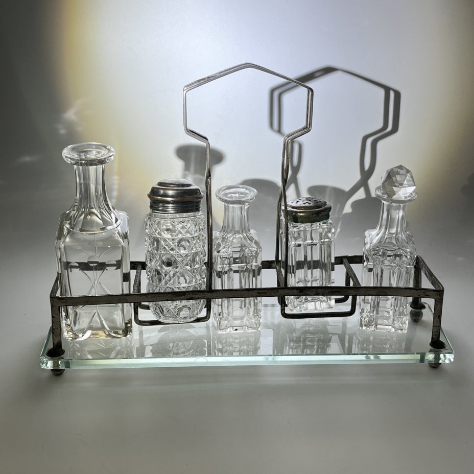Набор для специй (круэт, столовая передача, судок) из пяти предметов в подборе, стекло, металл, Европа, 1900-1930 гг.