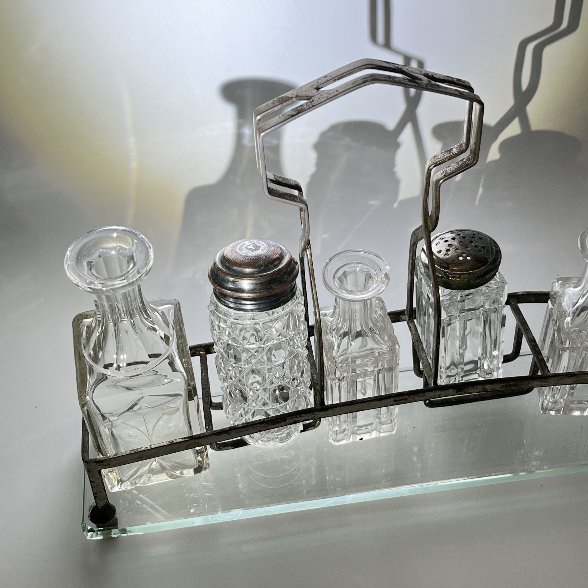 Набор для специй (круэт, столовая передача, судок) из пяти предметов в подборе, стекло, металл, Европа, 1900-1930 гг.
