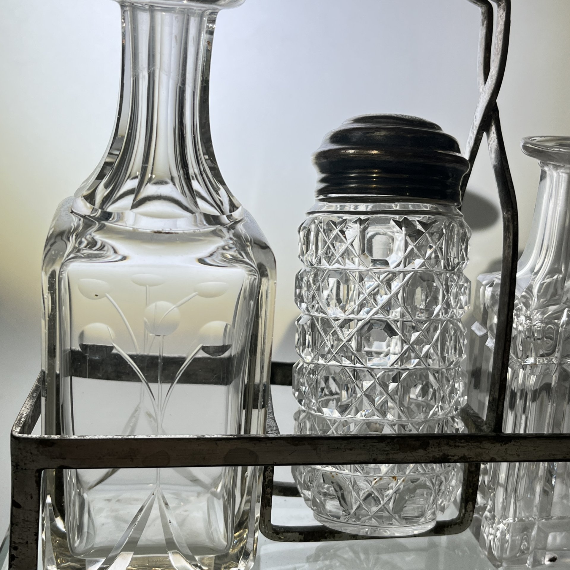 Набор для специй (круэт, столовая передача, судок) из пяти предметов в подборе, стекло, металл, Европа, 1900-1930 гг.