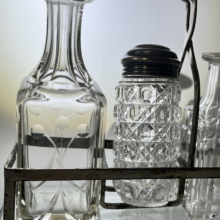 Набор для специй (круэт, столовая передача, судок) из пяти предметов в подборе