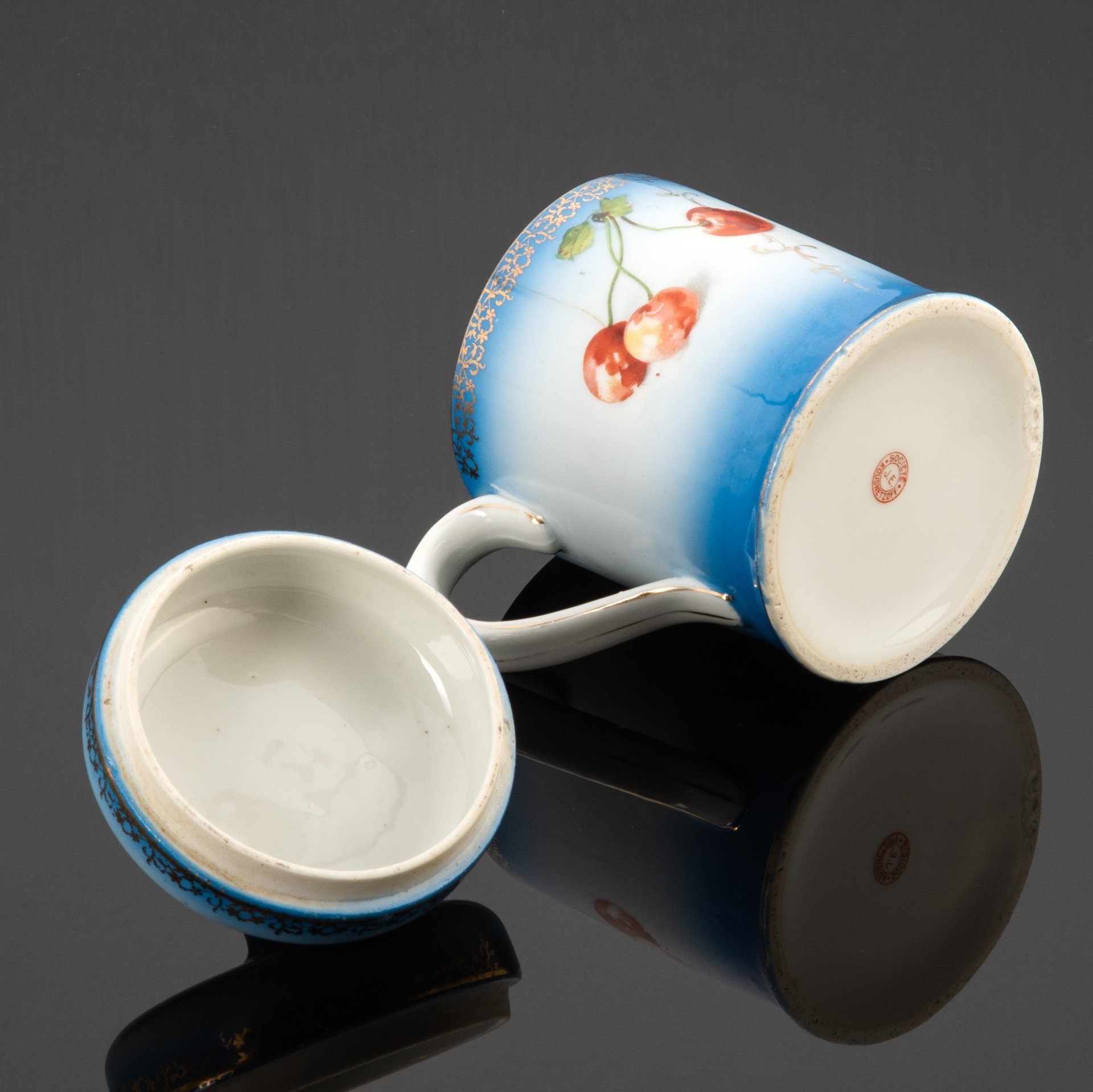 Кружка с крышкой, украшенная изображением ягод вишни, Фабрика И.Е. Кузнецова на Волхове