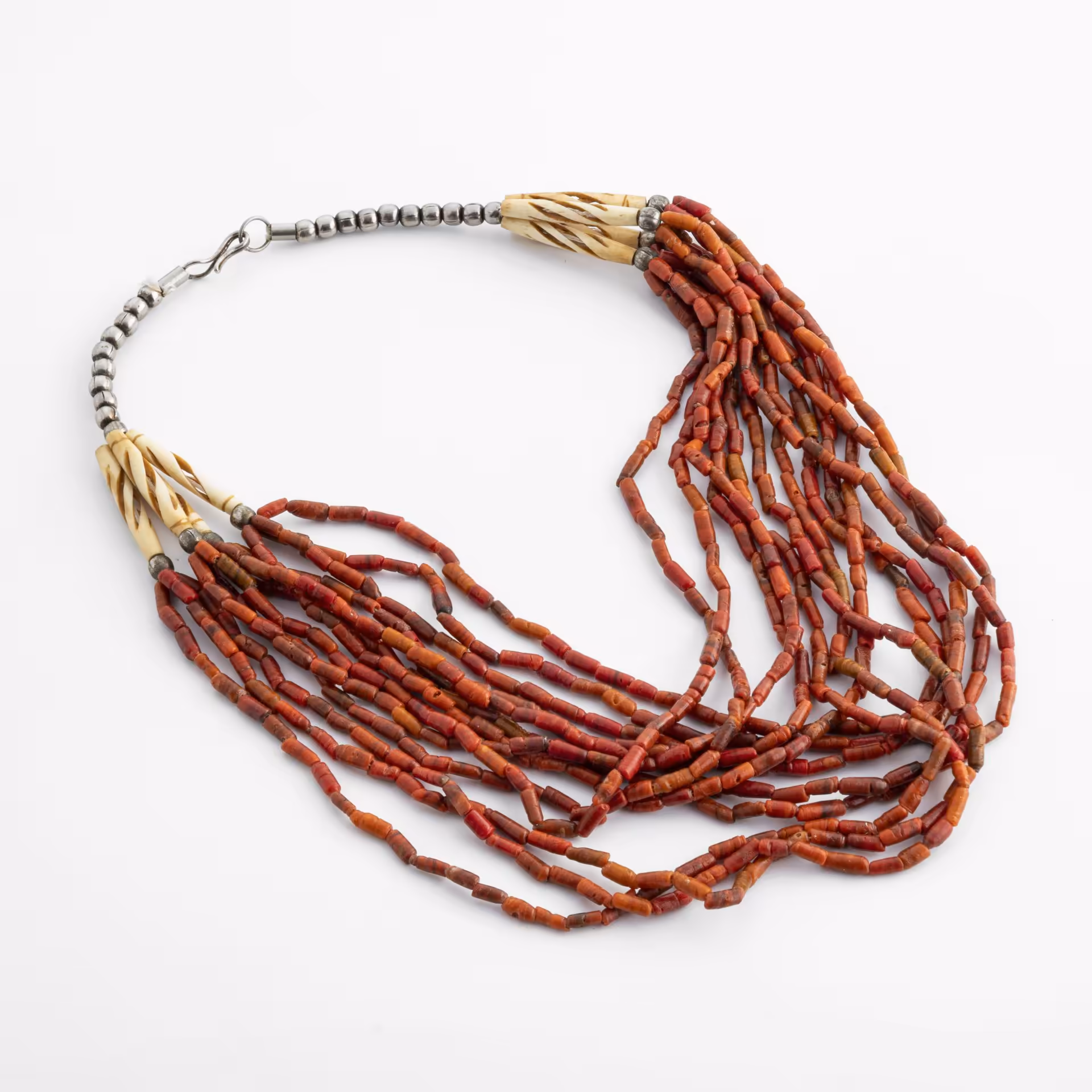 Ожерелье винтажное из коралловых нитей и  резных элементов из кости