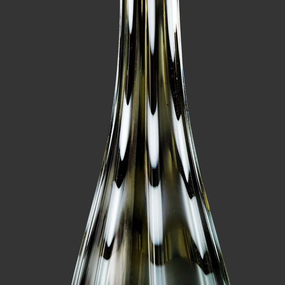 Ваза напольная (интерьерная) дымчатого цвета с рифленым туловом и волнистой горловиной