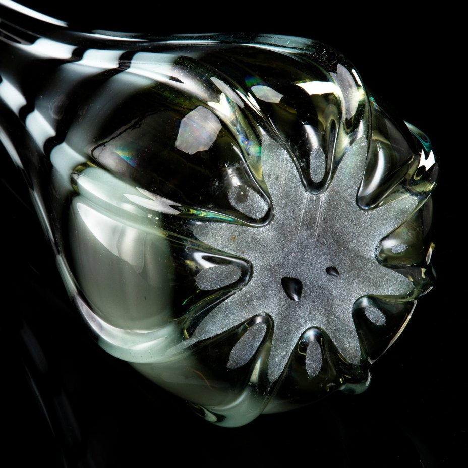 Ваза напольная (интерьерная) дымчатого цвета с рифленым туловом и волнистой горловиной