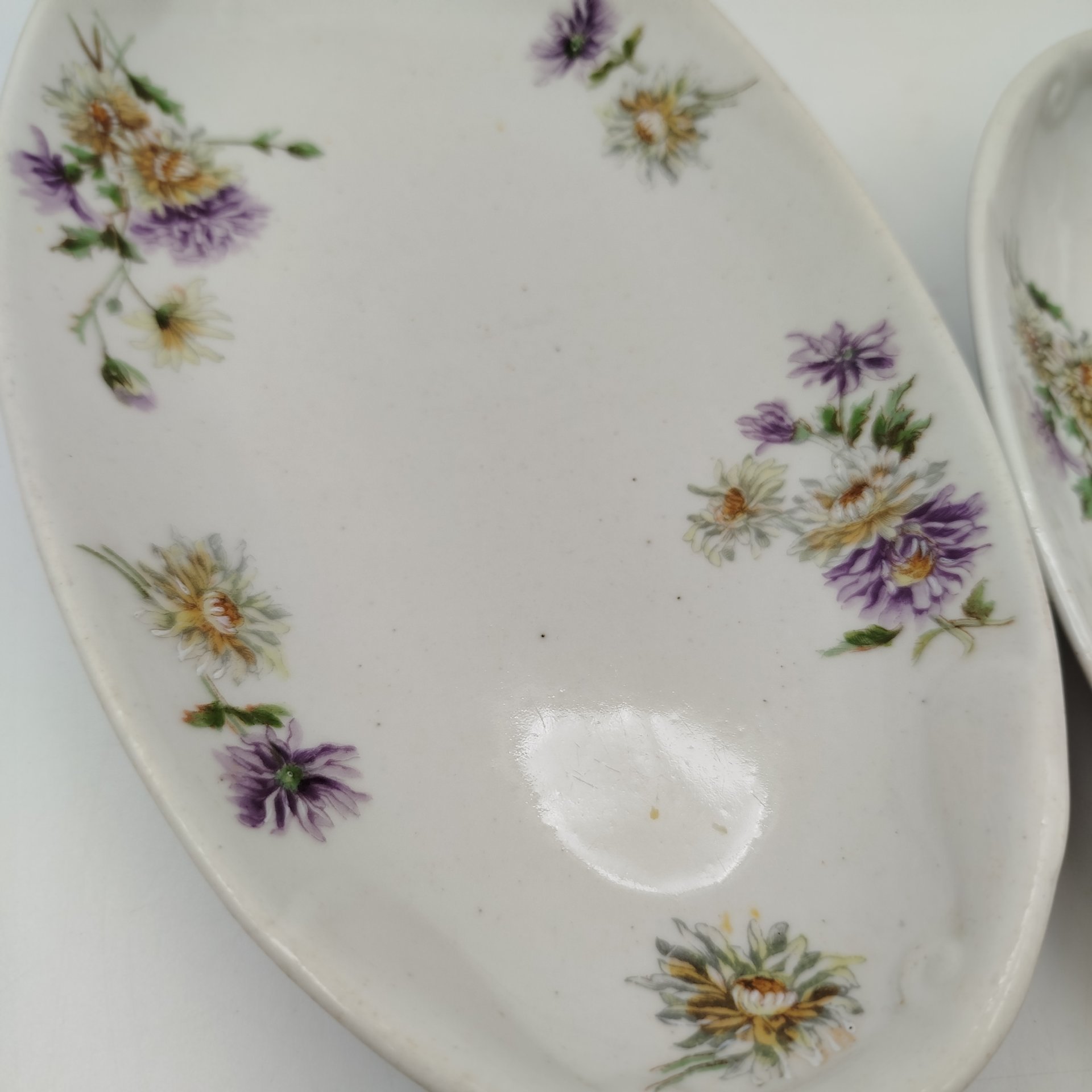 Набор из двух блюд овальной формы с цветочным декором, фарфор, деколь, подрисовка, Россия, 1900-1941 гг.