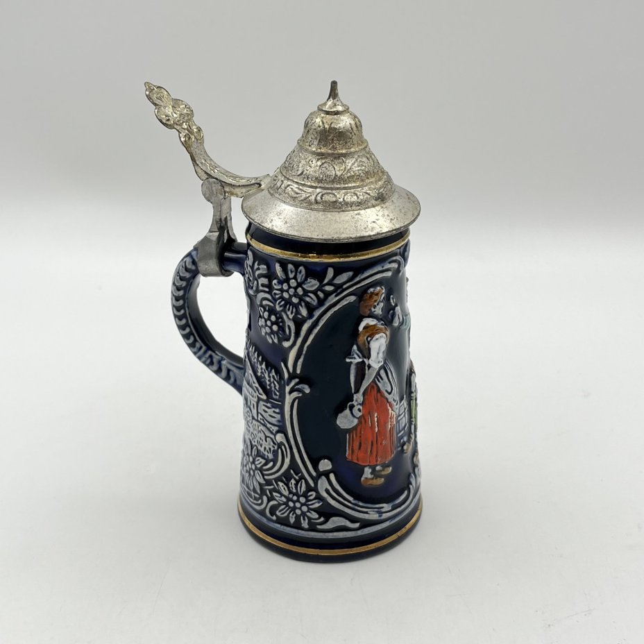 Кружка пивная, украшенная трактирной сценой, керамика, рельеф, крытье, золочение, крышка - сплав металлов, Marzi & Remy, Германия, 1964-1990 гг.