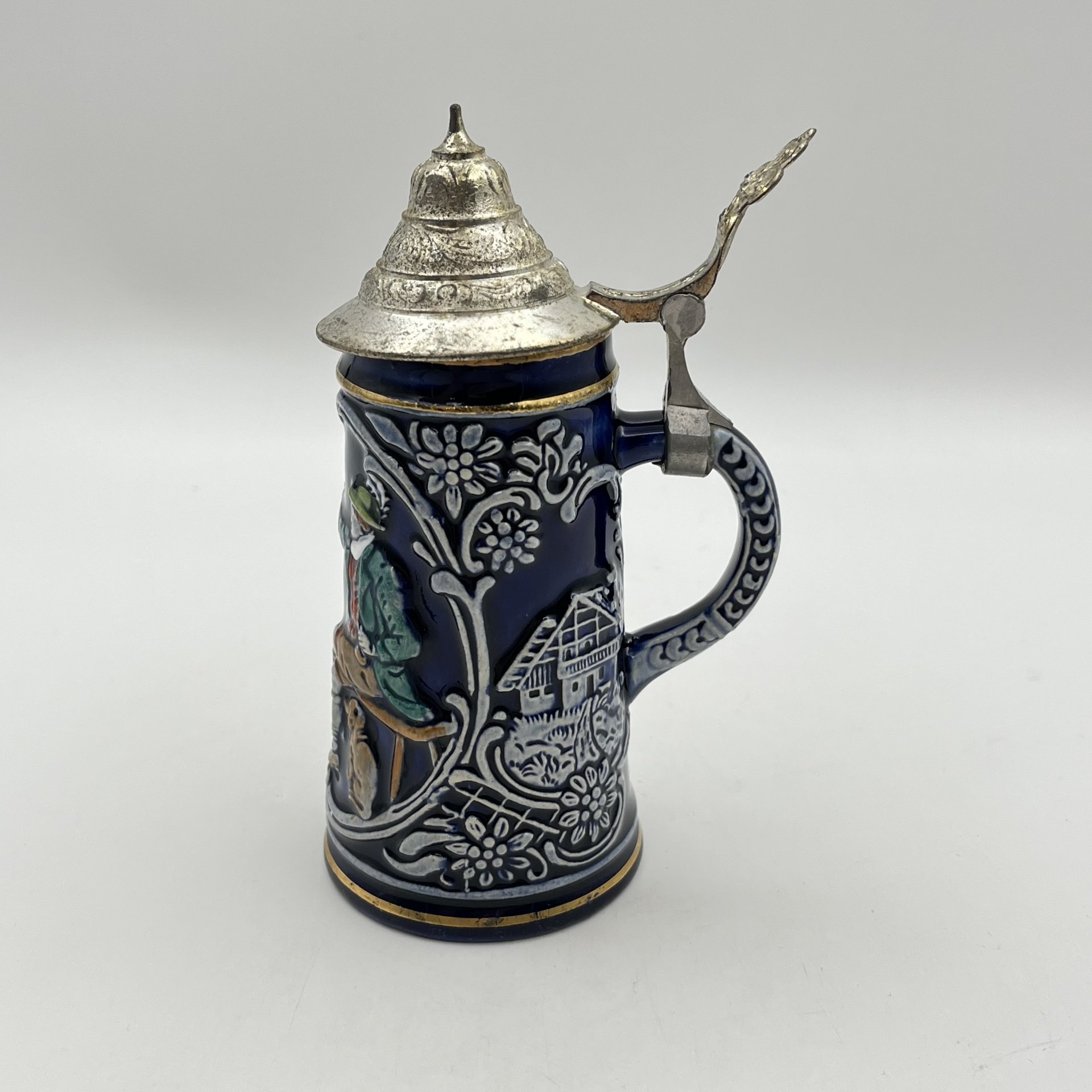 Кружка пивная, украшенная трактирной сценой, керамика, рельеф, крытье, золочение, крышка - сплав металлов, Marzi & Remy, Германия, 1964-1990 гг.