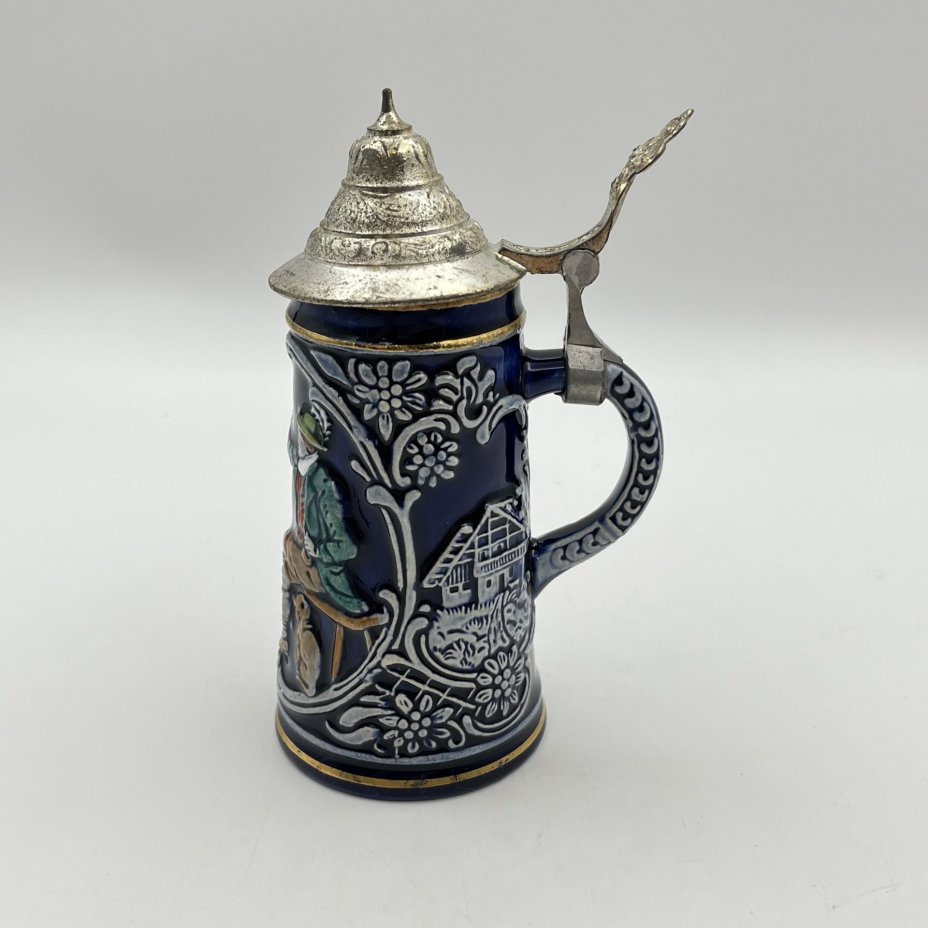 Кружка пивная, украшенная трактирной сценой, керамика, рельеф, крытье, золочение, крышка - сплав металлов, Marzi & Remy, Германия, 1964-1990 гг.