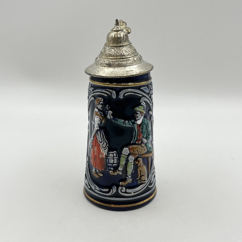 Кружка пивная, украшенная трактирной сценой, керамика, рельеф, крытье, золочение, крышка - сплав металлов, Marzi & Remy, Германия, 1964-1990 гг.