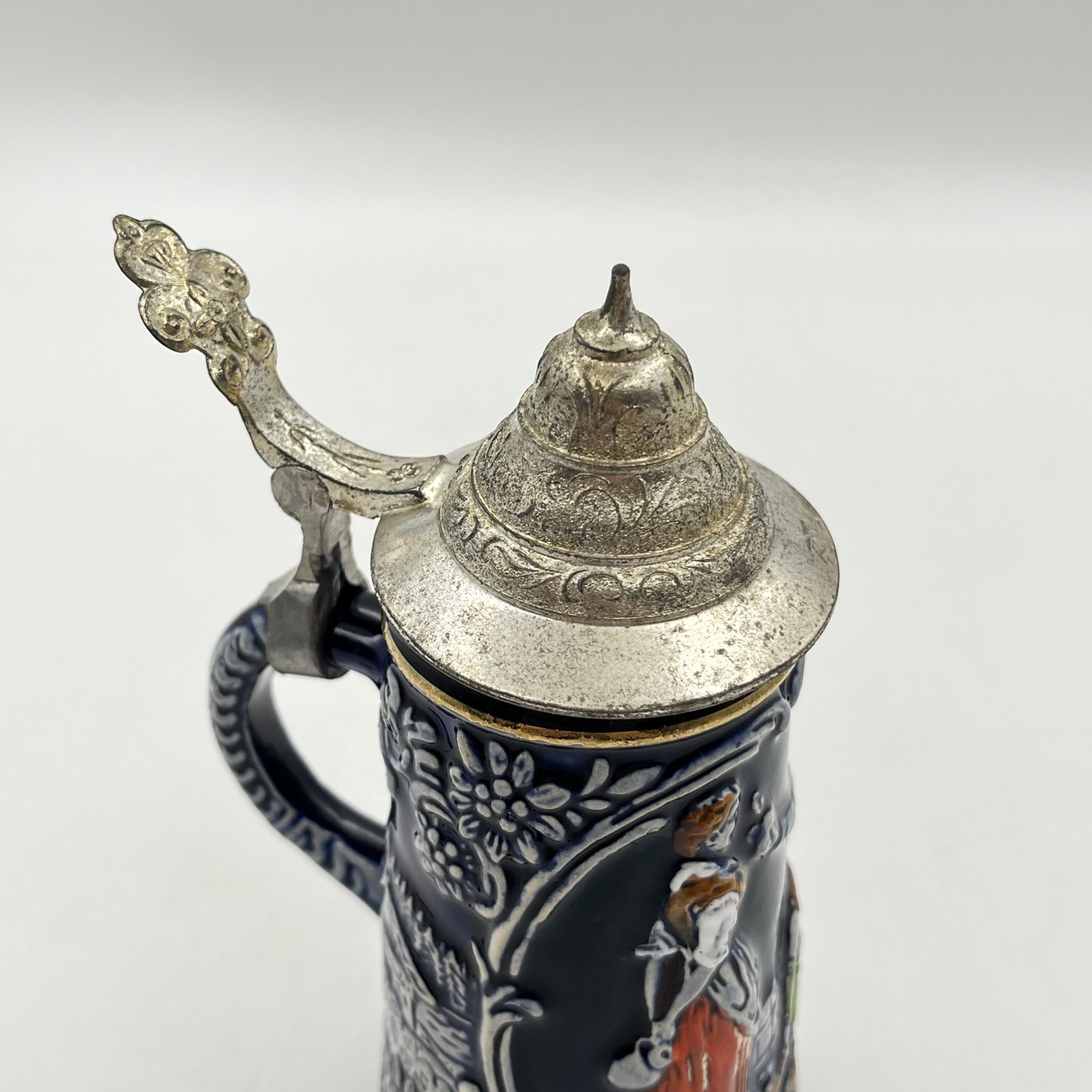 Кружка пивная, украшенная трактирной сценой, керамика, рельеф, крытье, золочение, крышка - сплав металлов, Marzi & Remy, Германия, 1964-1990 гг.