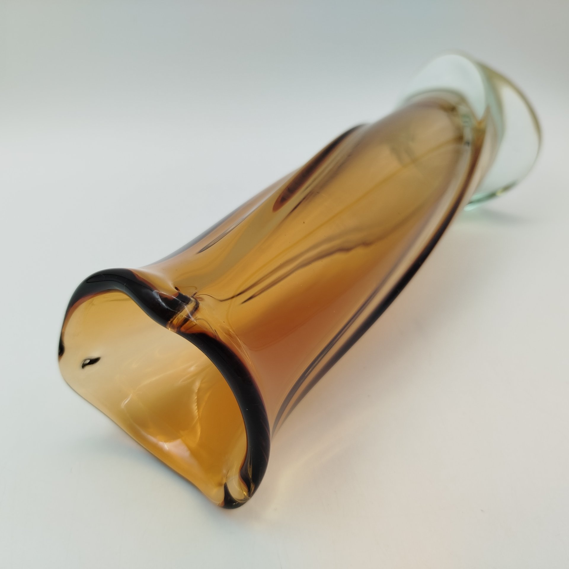 Ваза «Витая» янтарно-голубой расцветки, Ленинградский стекольный комбинат «Победа» (Колпино)