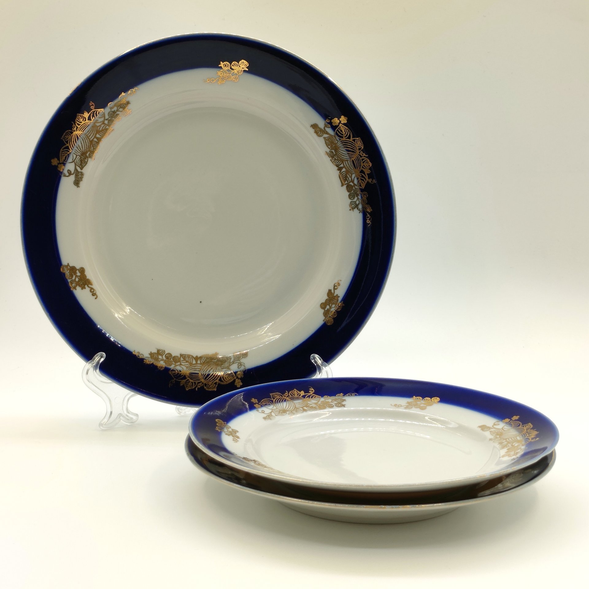 Набор из обеденной и 2-х десертных тарелок "Крыжовник", фарфор, крытье, золочение, Дулевский фарфоровый завод (Дулёво), СССР, 1989 г.