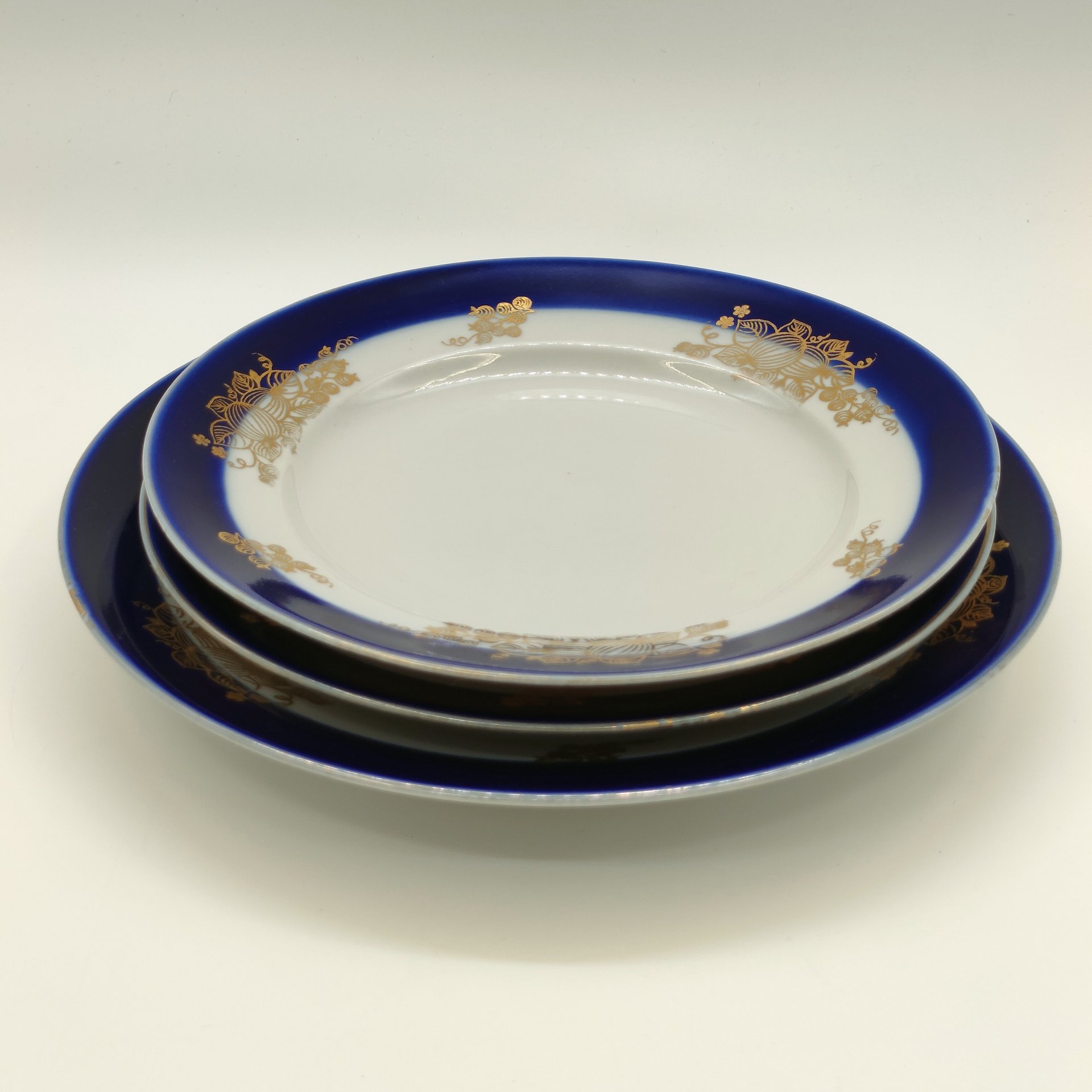 Набор из обеденной и 2-х десертных тарелок "Крыжовник", фарфор, крытье, золочение, Дулевский фарфоровый завод (Дулёво), СССР, 1989 г.