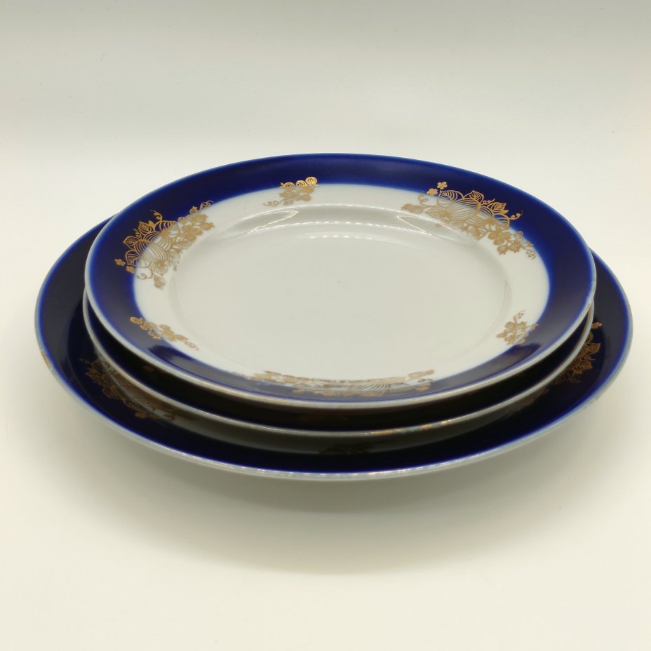 Набор из обеденной и 2-х десертных тарелок "Крыжовник", фарфор, крытье, золочение, Дулевский фарфоровый завод (Дулёво), СССР, 1989 г.