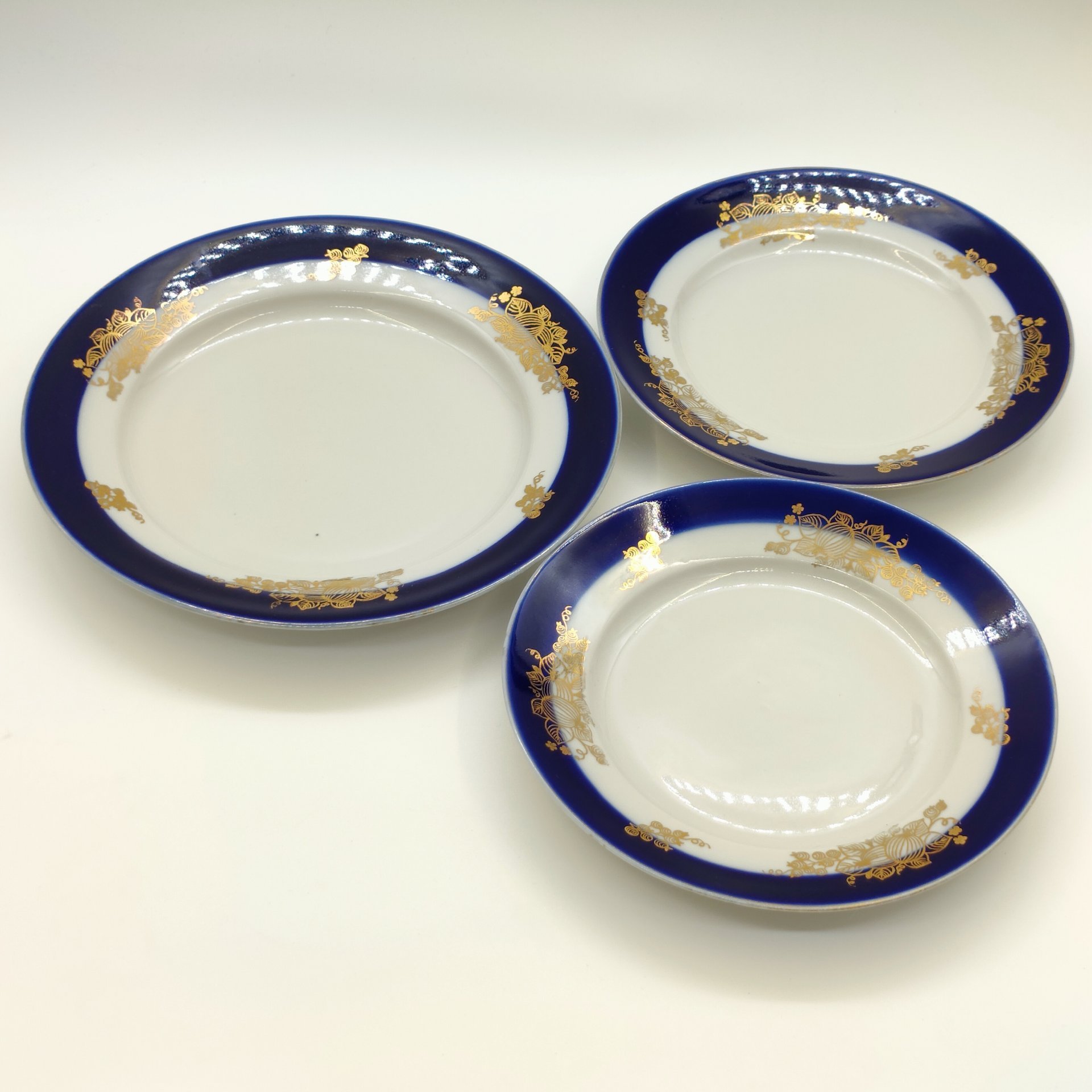 Набор из обеденной и 2-х десертных тарелок "Крыжовник", фарфор, крытье, золочение, Дулевский фарфоровый завод (Дулёво), СССР, 1989 г.