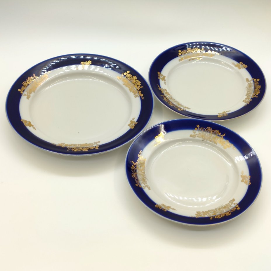Набор из обеденной и 2-х десертных тарелок "Крыжовник", фарфор, крытье, золочение, Дулевский фарфоровый завод (Дулёво), СССР, 1989 г.