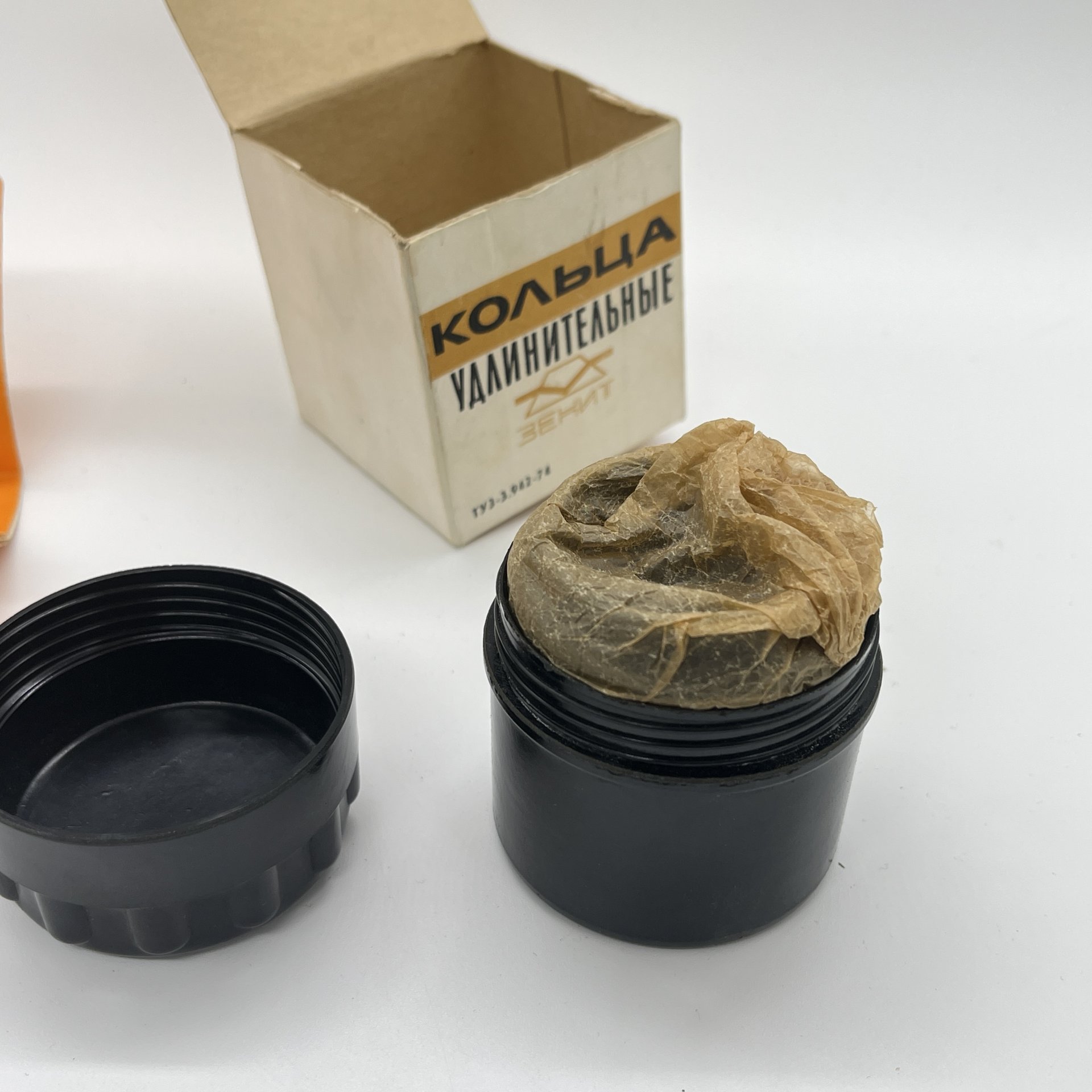 Удлинительные кольца к фотоаппаратам типа "Зенит" М42х1 в оригинальной коробке, бумага, пластик, СССР, 1970 г.