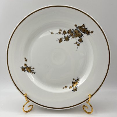 Блюдо круглой формы, украшенное цветочным декором