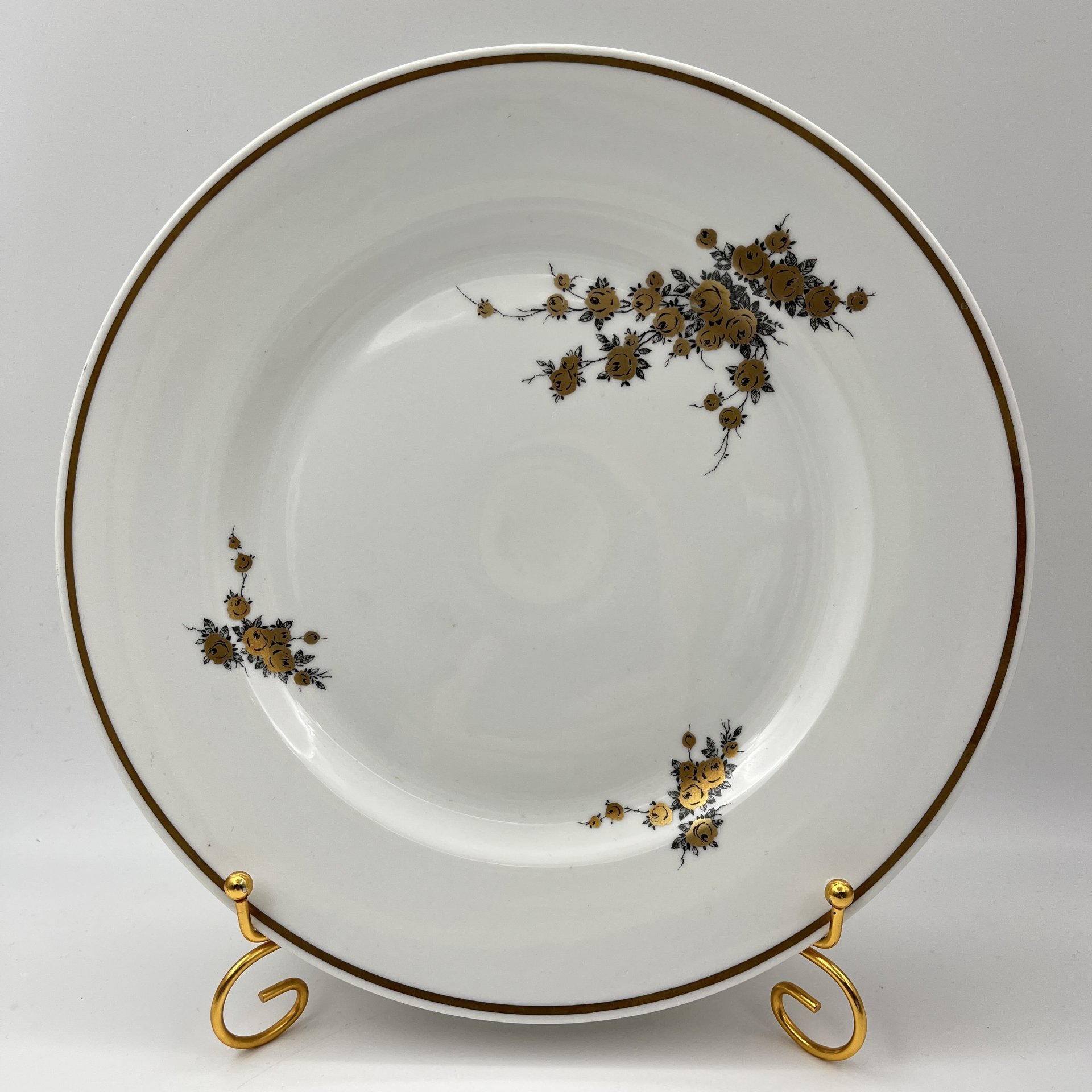 Блюдо круглой формы, украшенное цветочным декором