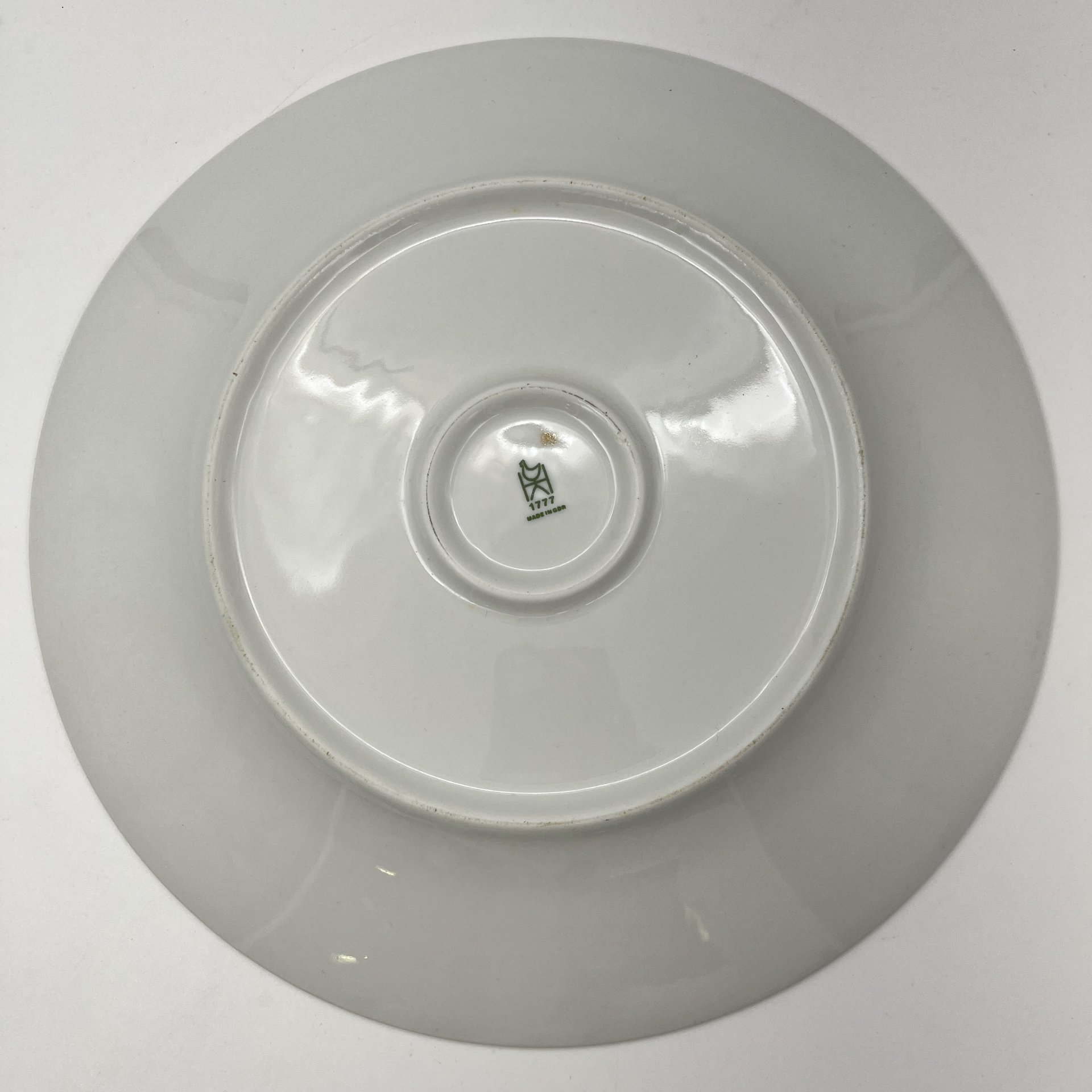 Блюдо круглой формы, украшенное цветочным декором