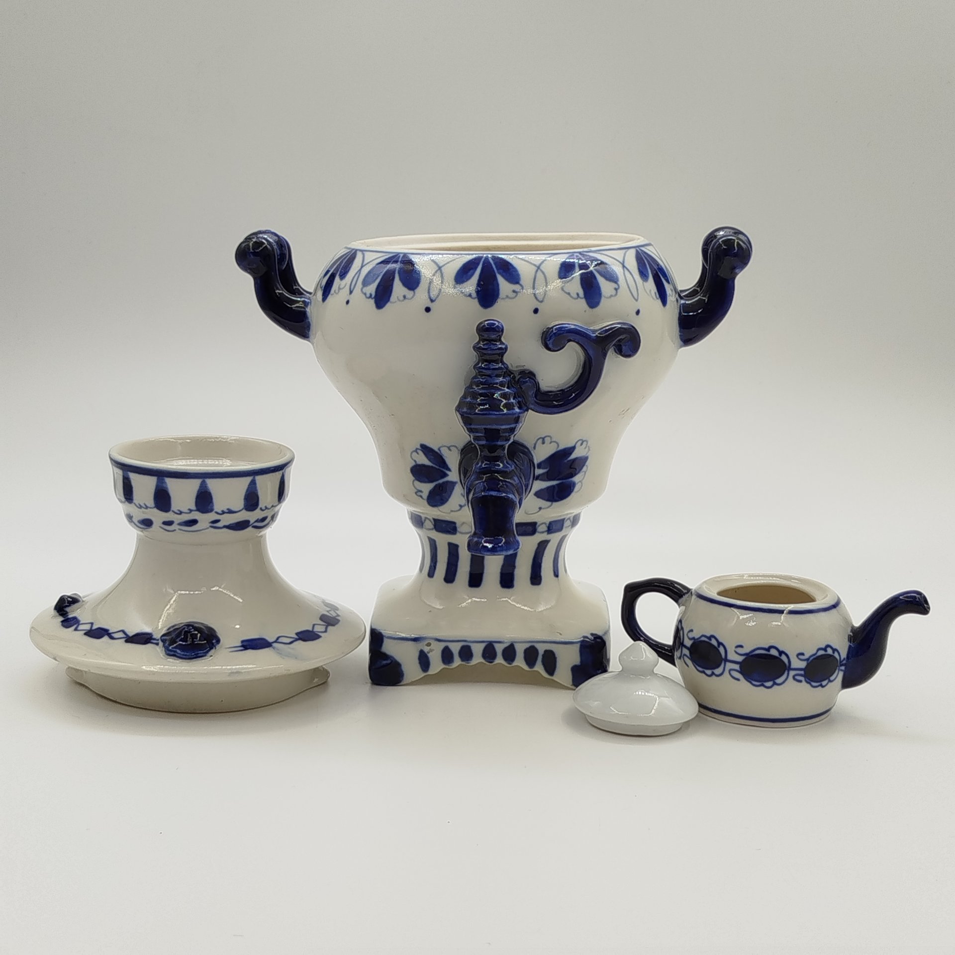 Самовар декоративный с миниатюрным чайником, фарфор, роспись, Объединение «Гжель», СССР, 1972-1985 гг.