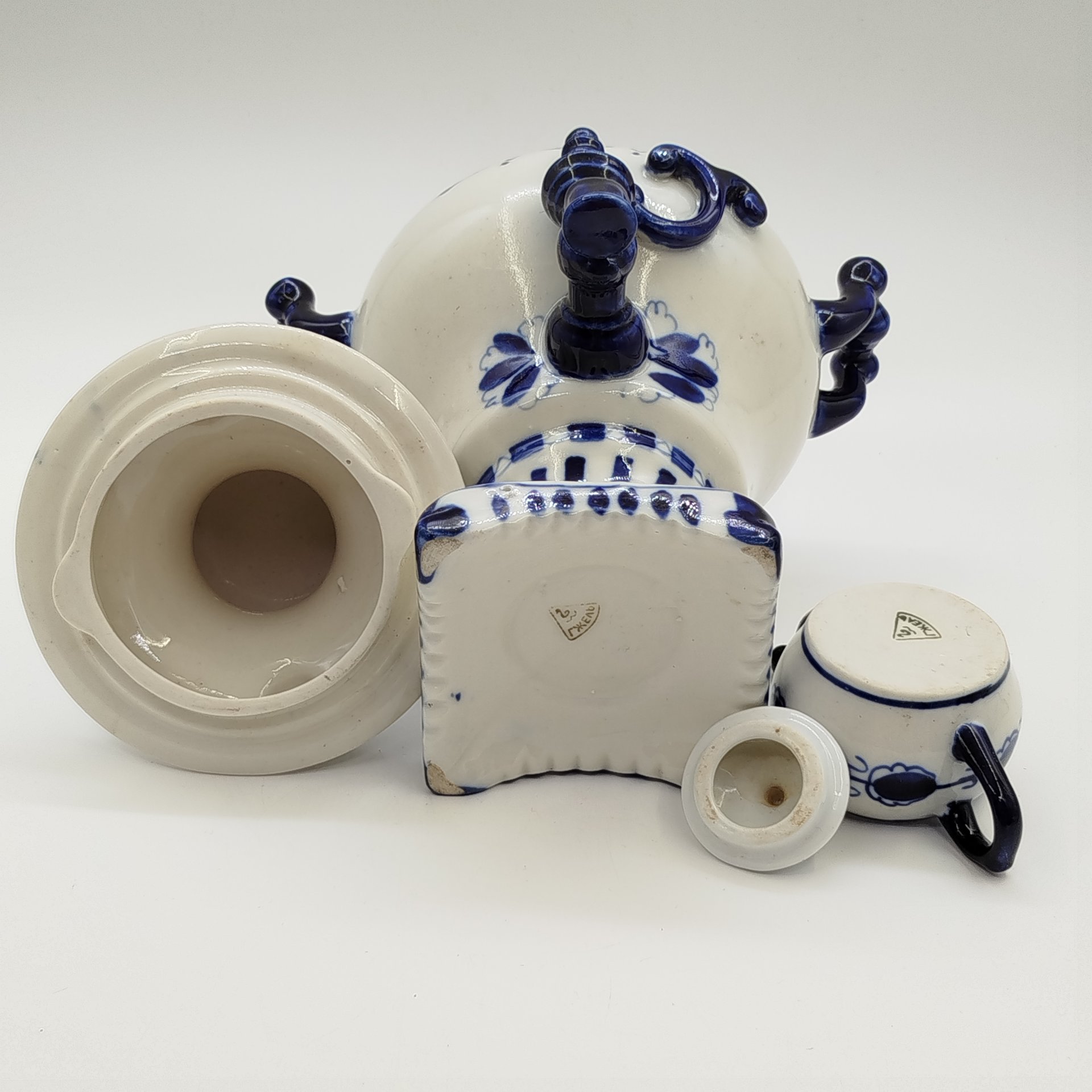 Самовар декоративный с миниатюрным чайником, фарфор, роспись, Объединение «Гжель», СССР, 1972-1985 гг.