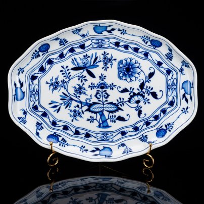 Блюдо сервировочное, украшенное декором "Луковый узор"