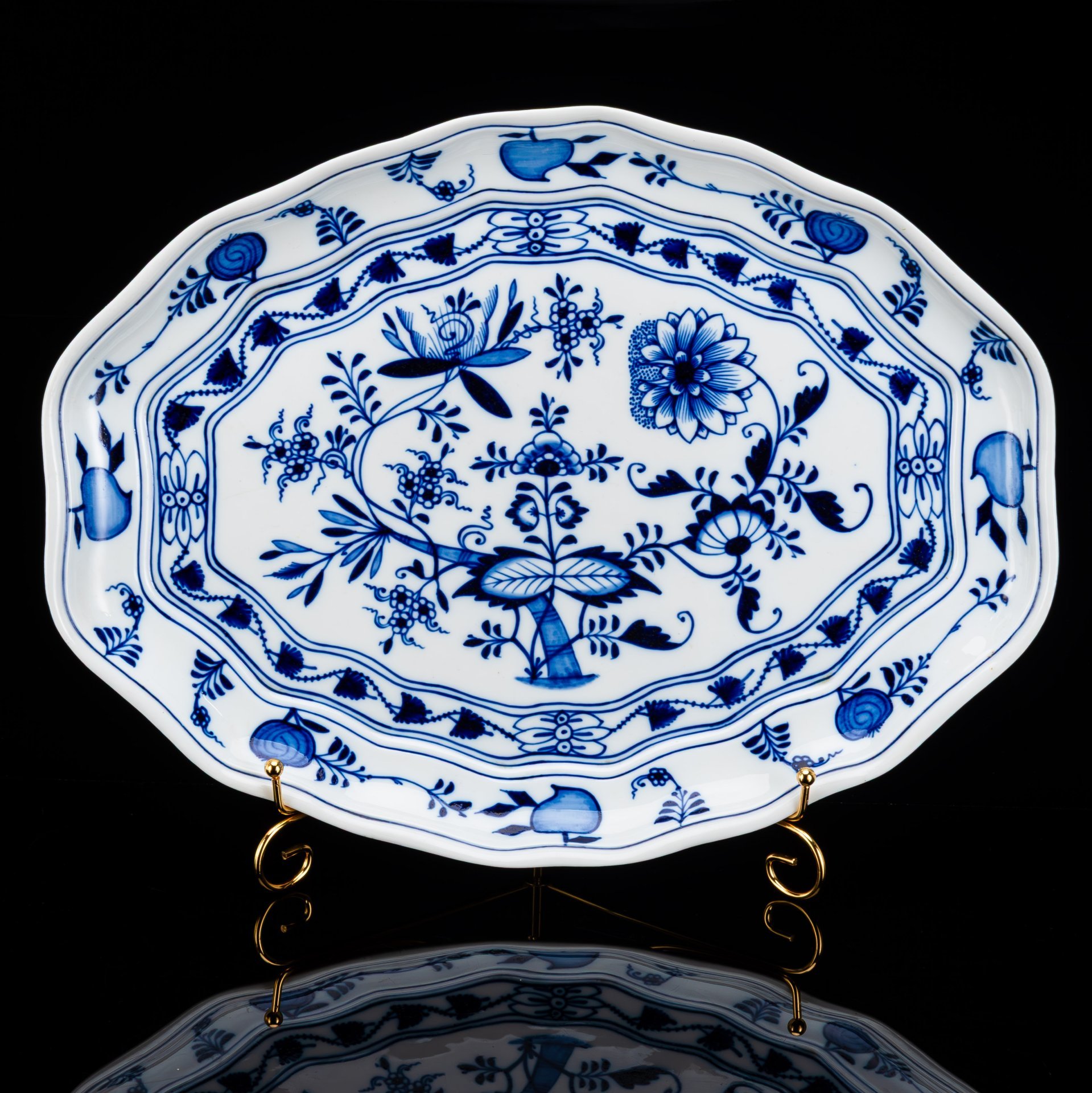 Блюдо сервировочное, украшенное декором "Луковый узор"