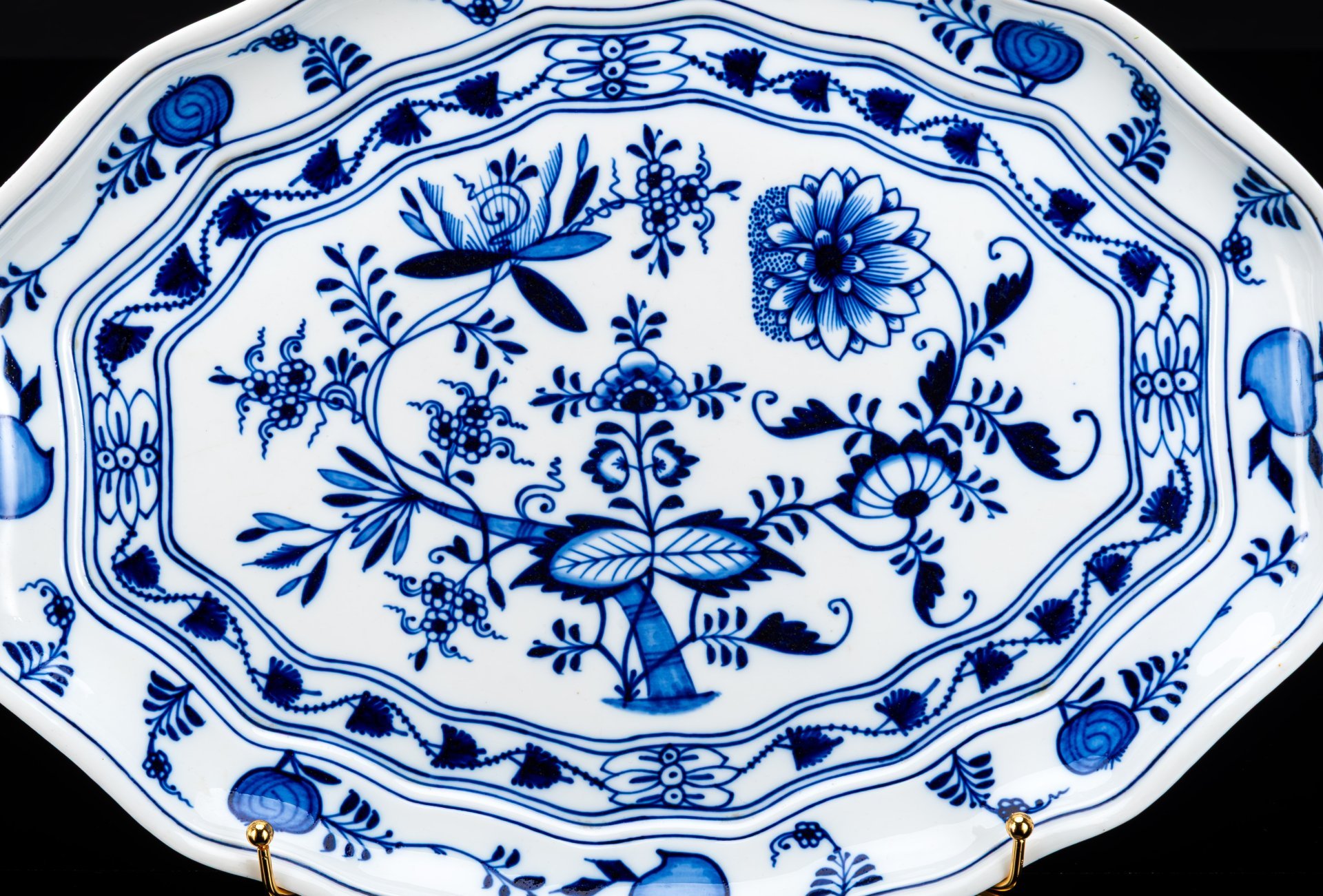 Блюдо сервировочное, украшенное декором "Луковый узор"