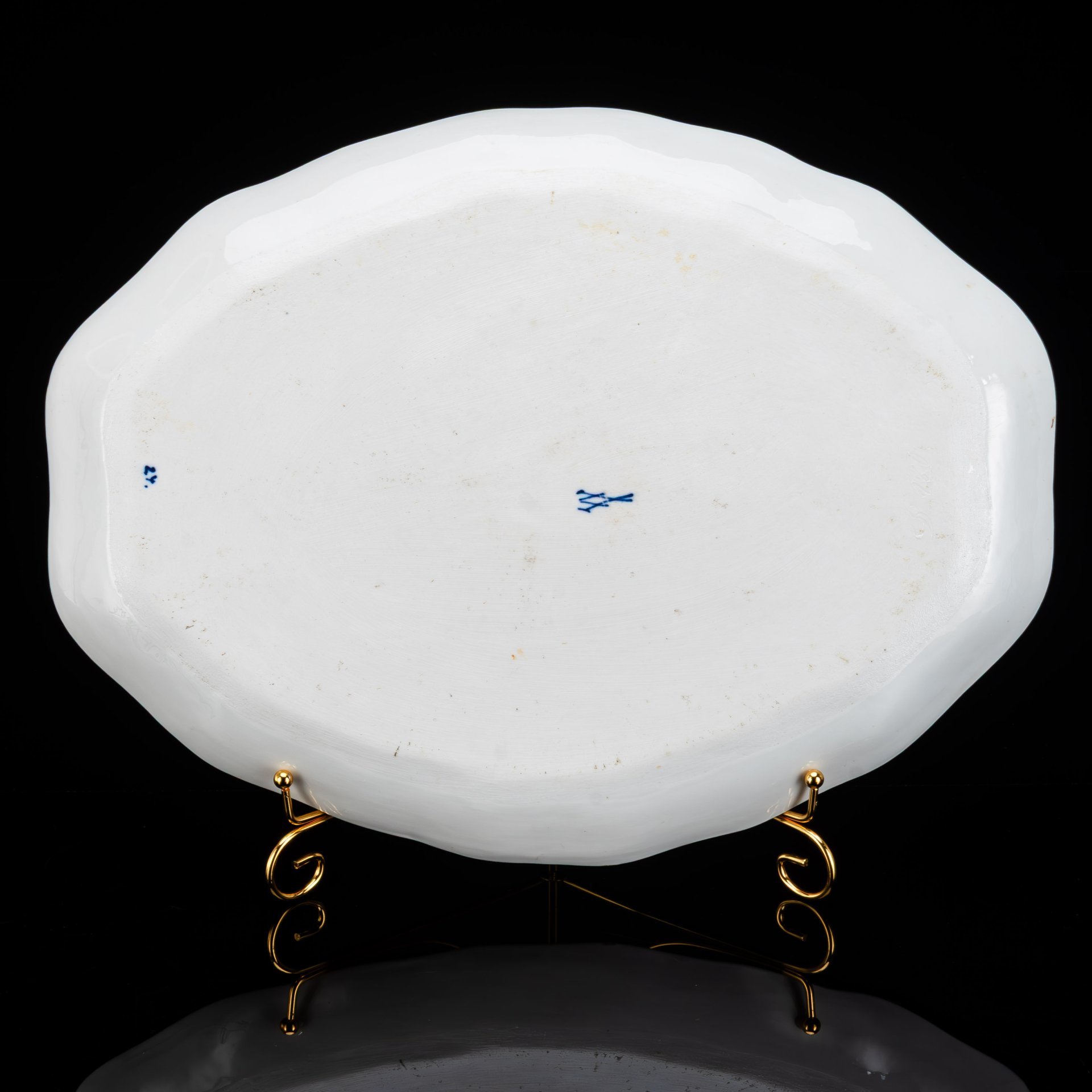 Блюдо сервировочное, украшенное декором "Луковый узор"