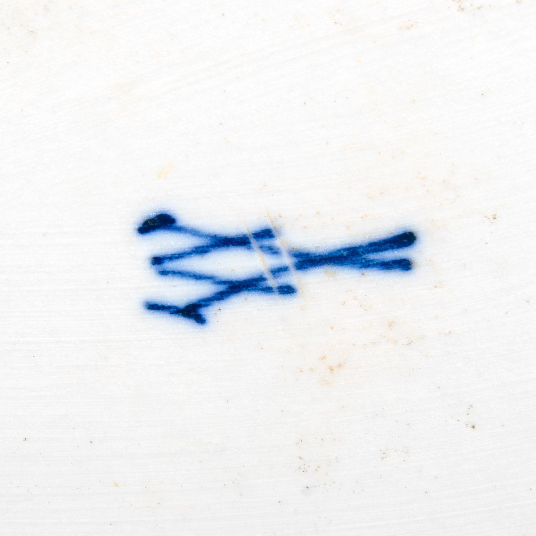 Блюдо сервировочное, украшенное декором "Луковый узор"