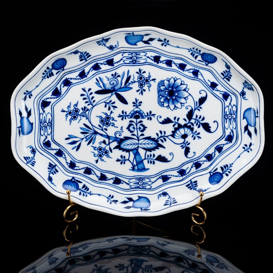 Блюдо сервировочное, украшенное декором "Луковый узор", Meissen (Мейсенский фарфор)
