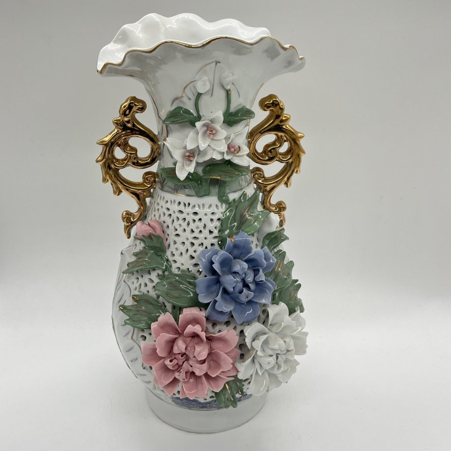 Ваза декоративная с лепным объемным декором в виде цветов, фарфор, золочение, Россия, 1990-2010 гг.