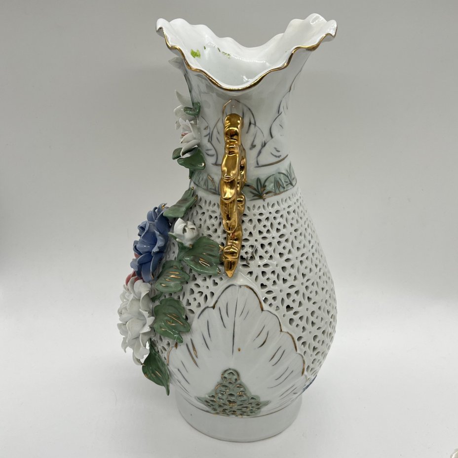 Ваза декоративная с лепным объемным декором в виде цветов