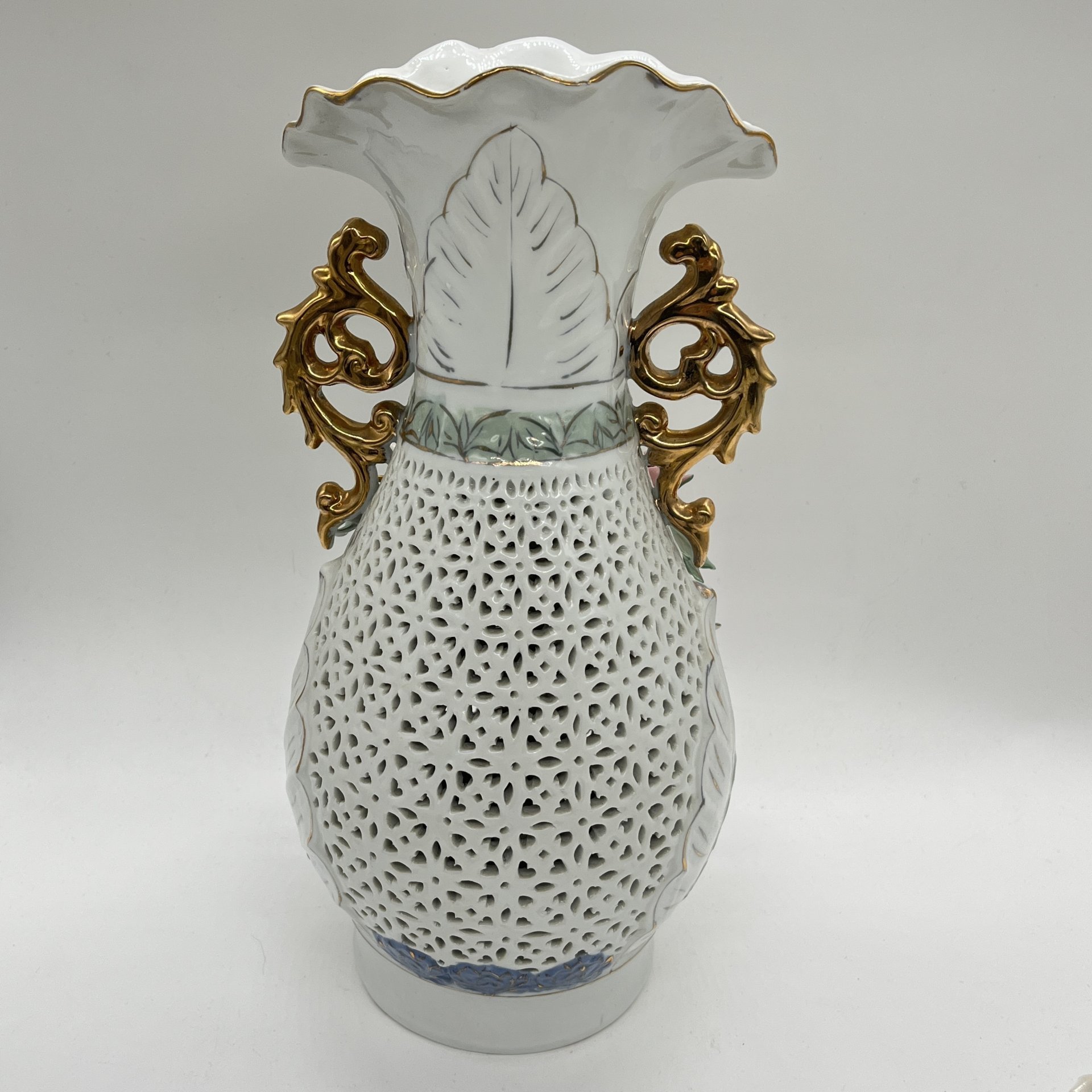 Ваза декоративная с лепным объемным декором в виде цветов, фарфор, золочение, Россия, 1990-2010 гг.