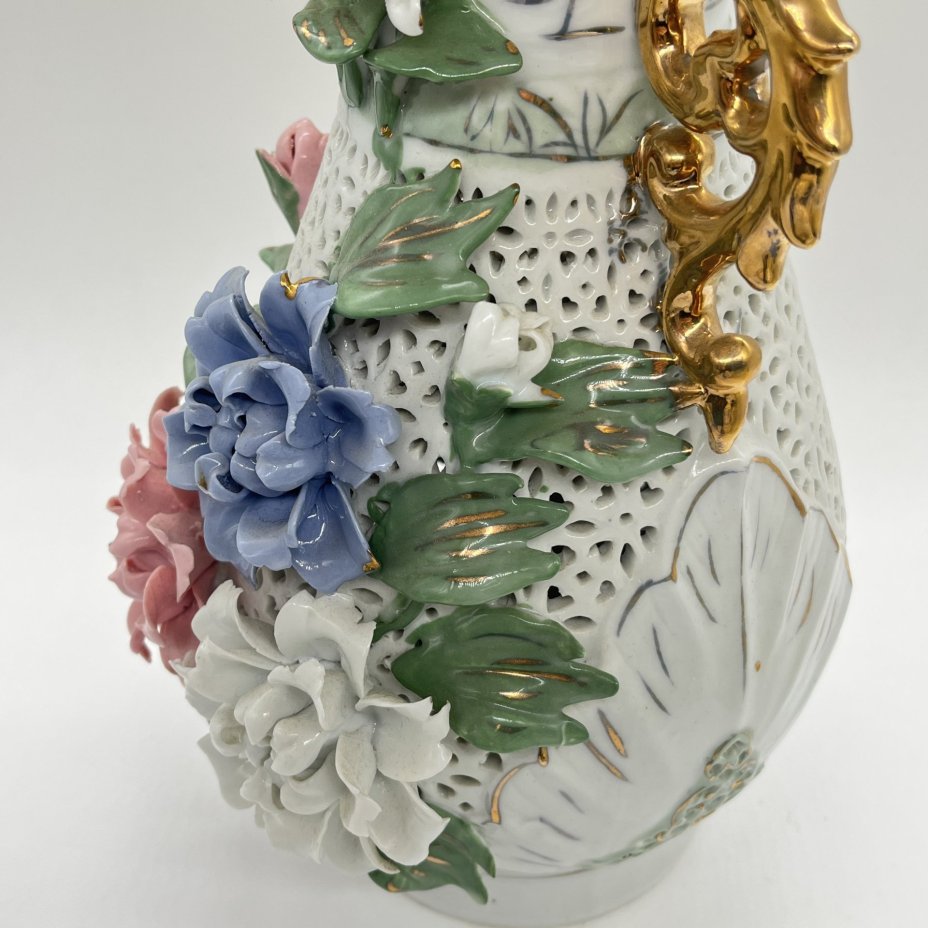 Ваза декоративная с лепным объемным декором в виде цветов