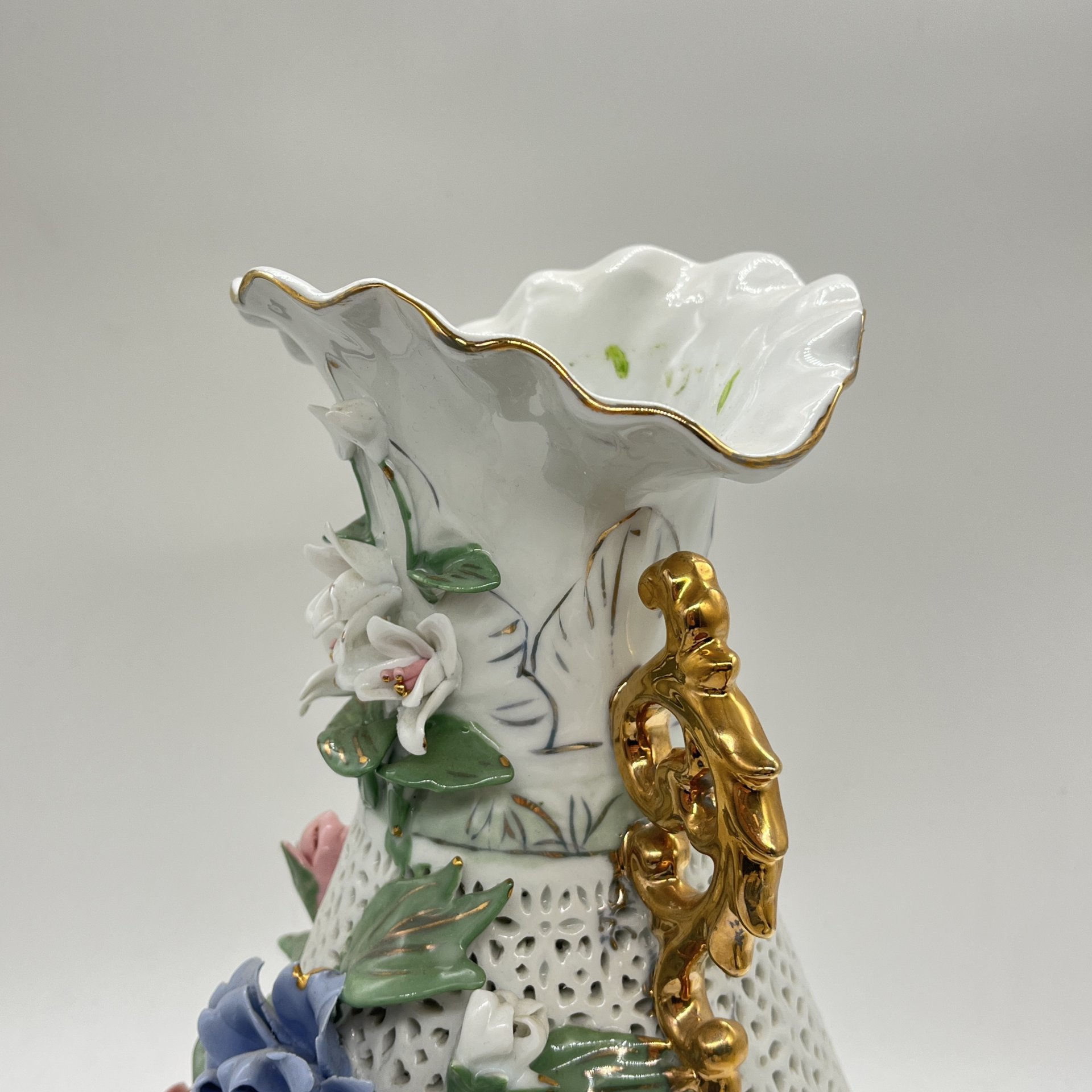 Ваза декоративная с лепным объемным декором в виде цветов, фарфор, золочение, Россия, 1990-2010 гг.
