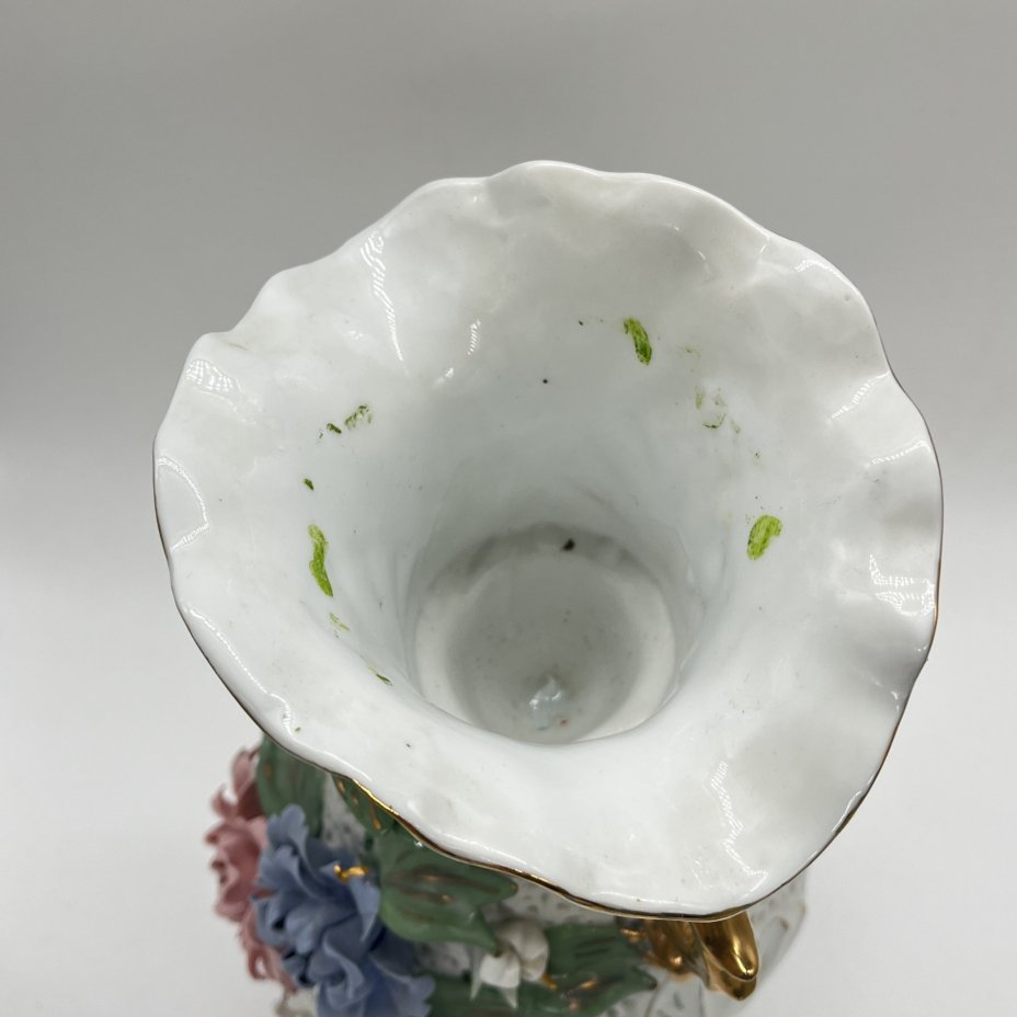 Ваза декоративная с лепным объемным декором в виде цветов