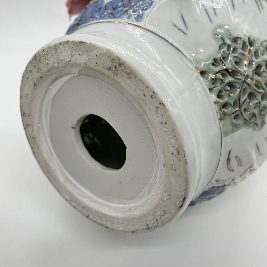 Ваза декоративная с лепным объемным декором в виде цветов