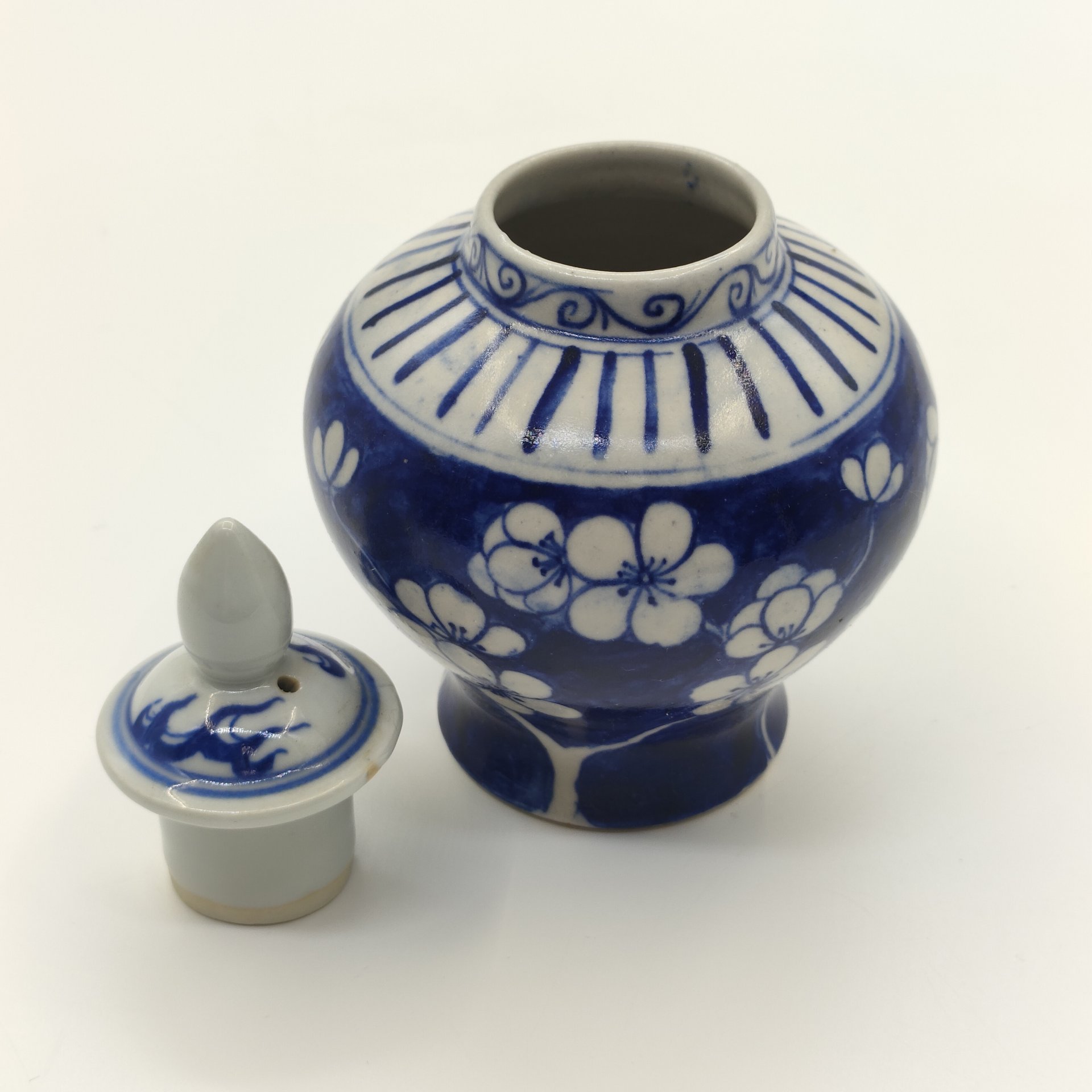 Чайница (имбирница), украшенная декором в виде цветущей сливы мэй (крышка в подборе)