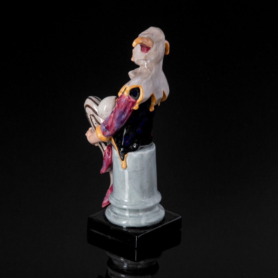 Статуэтка "Шут" ("Арлекин"), автор Cecil J. Noke, Royal Doulton