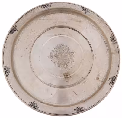 Поднос круглой формы, украшенный гравировкой и чернью, серебро 925 пр., "Северная Чернь", Россия, 1990-2020 гг., Великоустюгский завод «Северная чернь»