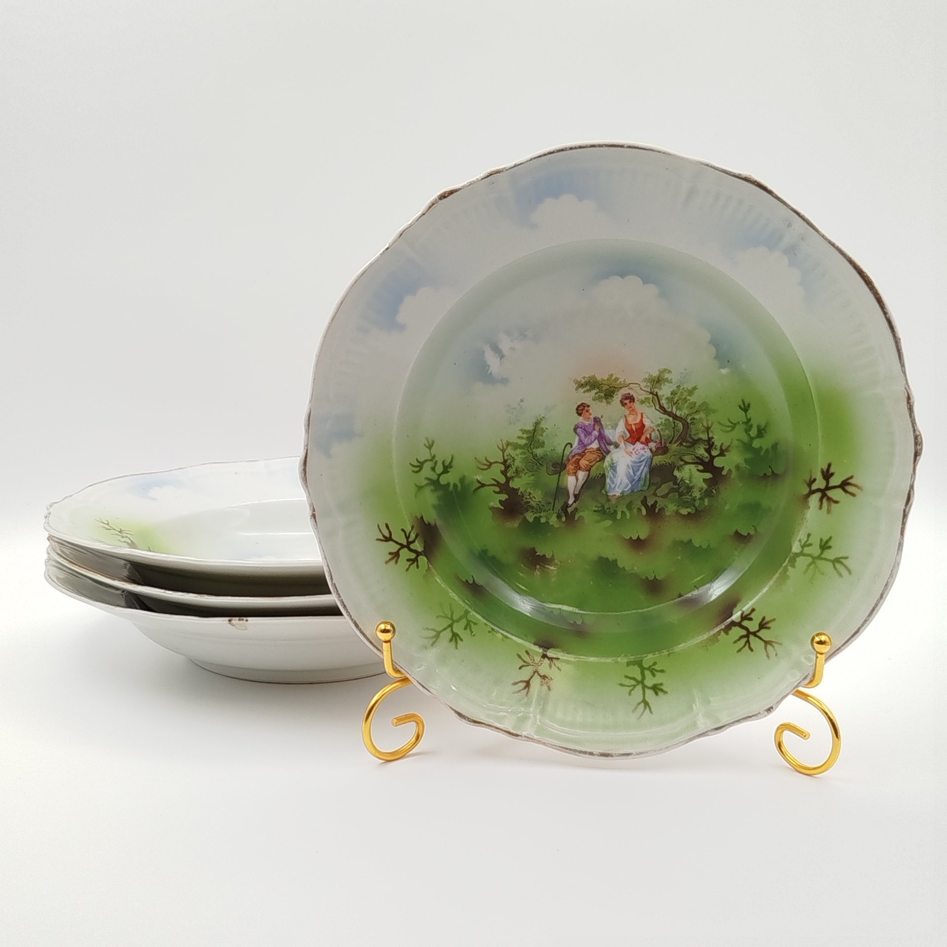 Набор суповых тарелок "Галантная сцена"  на 4 персоны, фарфор, деколь, крытье, золочение, Дмитровский фарфоровый завод (ДФЗ Вербилки), СССР, 1924-1927 гг.