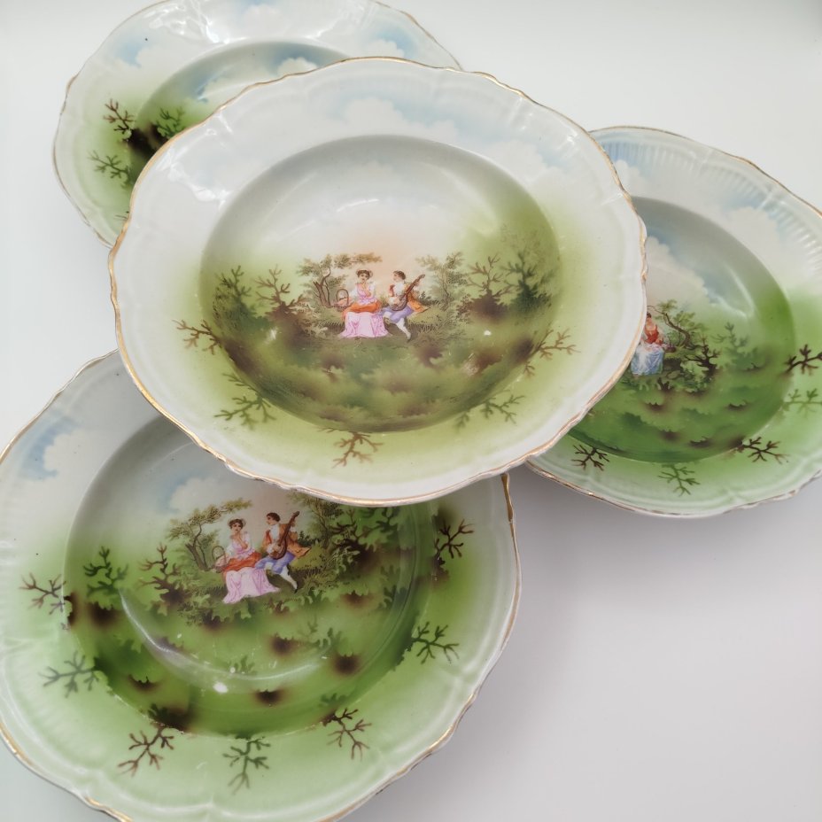 Набор суповых тарелок "Галантная сцена"  на 4 персоны, фарфор, деколь, крытье, золочение, Дмитровский фарфоровый завод (ДФЗ Вербилки), СССР, 1924-1927 гг.