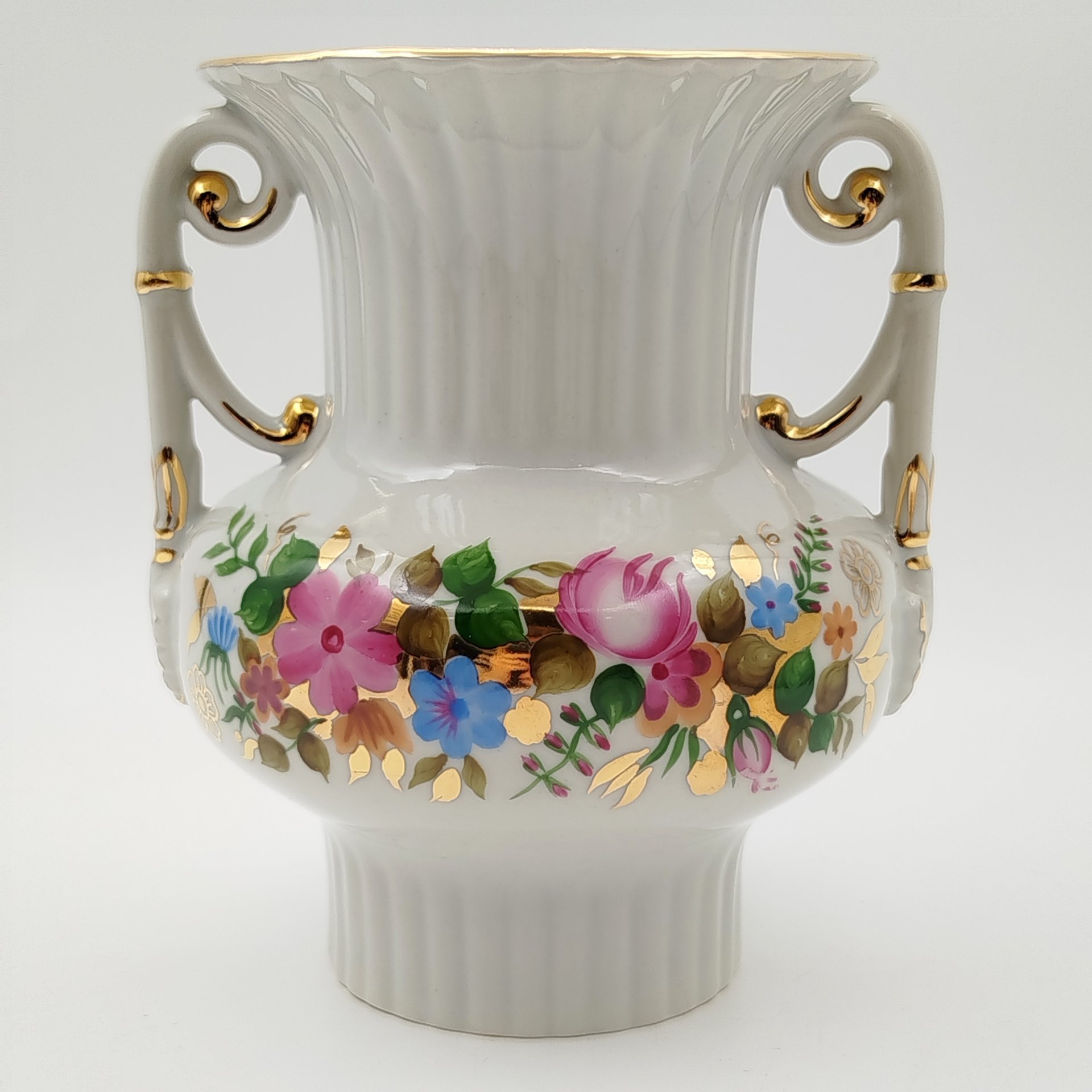 Ваза с боковыми ручками и цветочным декором, фарфор, роспись, золочение, Ленинградский опытный завод (ЛОЗ), СССР, 1973-1983 гг.