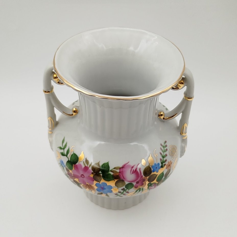 Ваза с боковыми ручками и цветочным декором, фарфор, роспись, золочение, Ленинградский опытный завод (ЛОЗ), СССР, 1973-1983 гг.